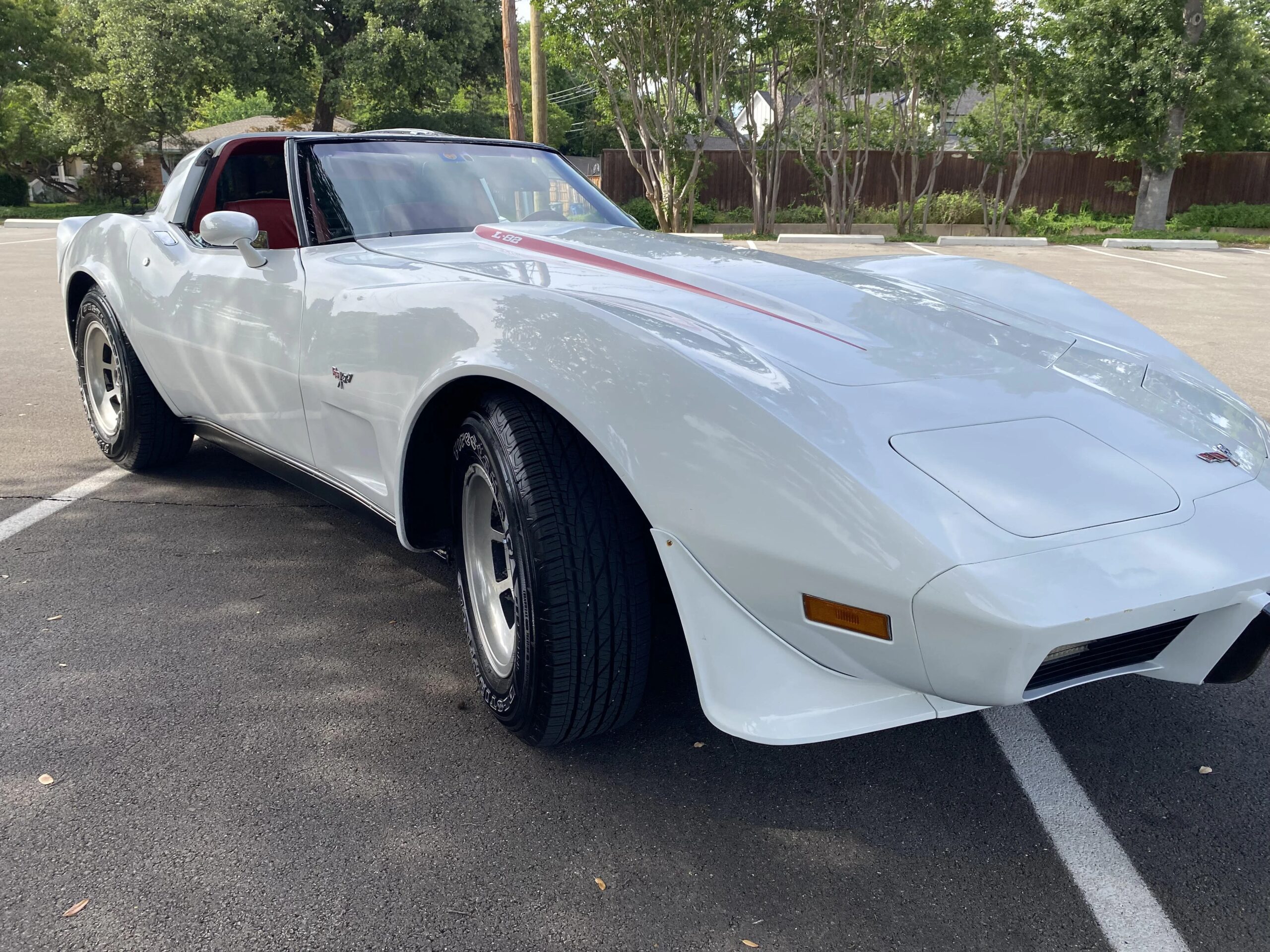 Chevrolet-Corvette-convertible-1979-White-Red-1