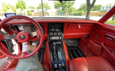 Chevrolet-Corvette-convertible-1979-White-Red-2