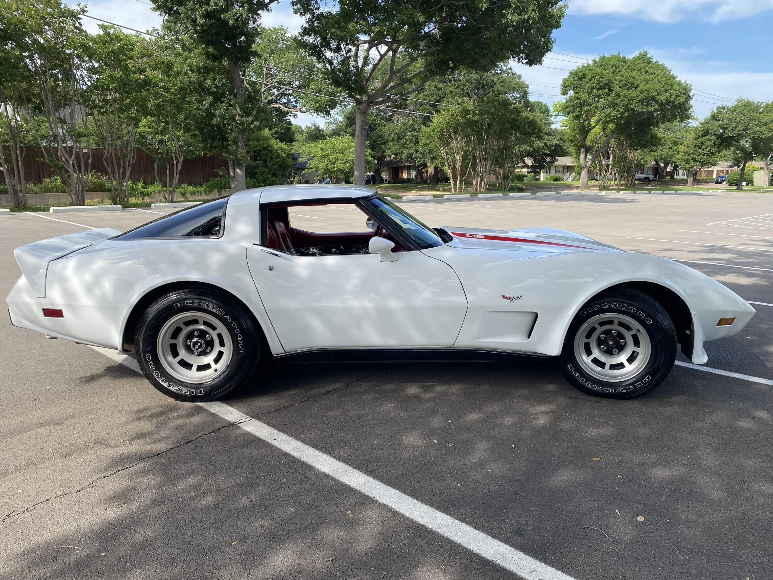 Chevrolet-Corvette-convertible-1979-White-Red-25