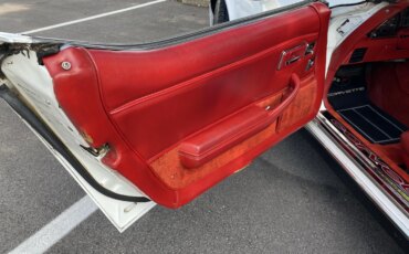 Chevrolet-Corvette-convertible-1979-White-Red-3