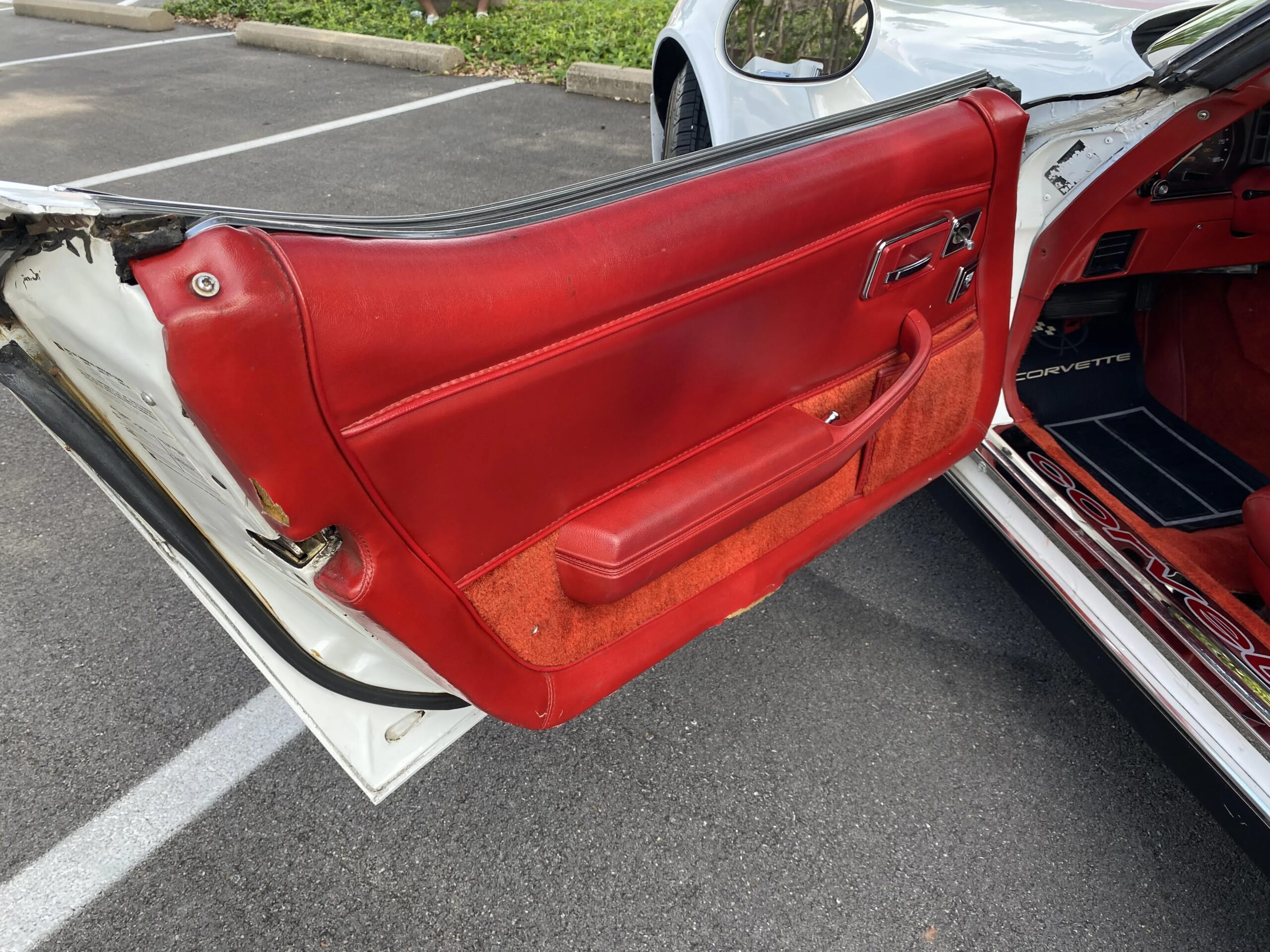 Chevrolet-Corvette-convertible-1979-White-Red-3