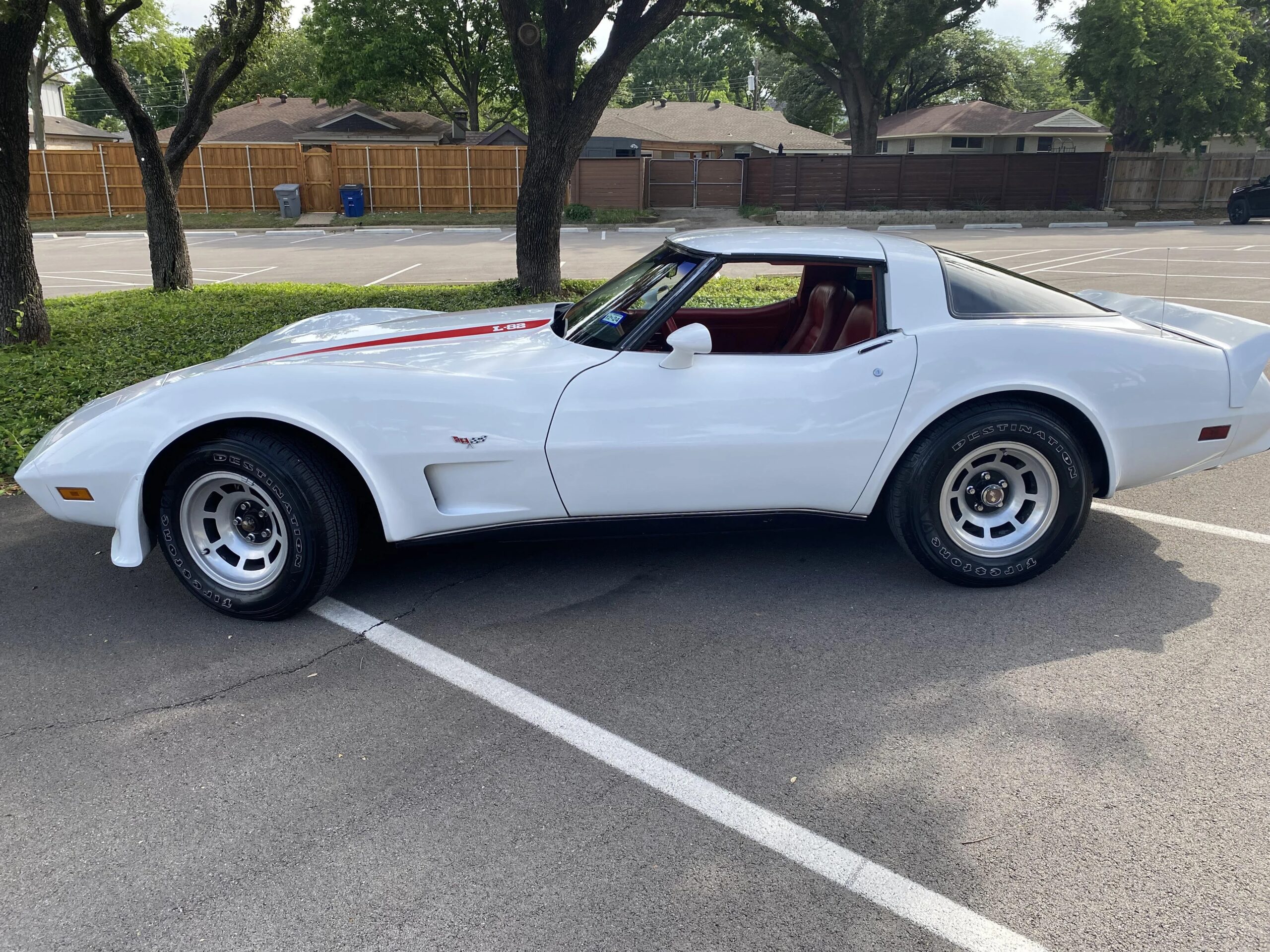 Chevrolet-Corvette-convertible-1979-White-Red-9
