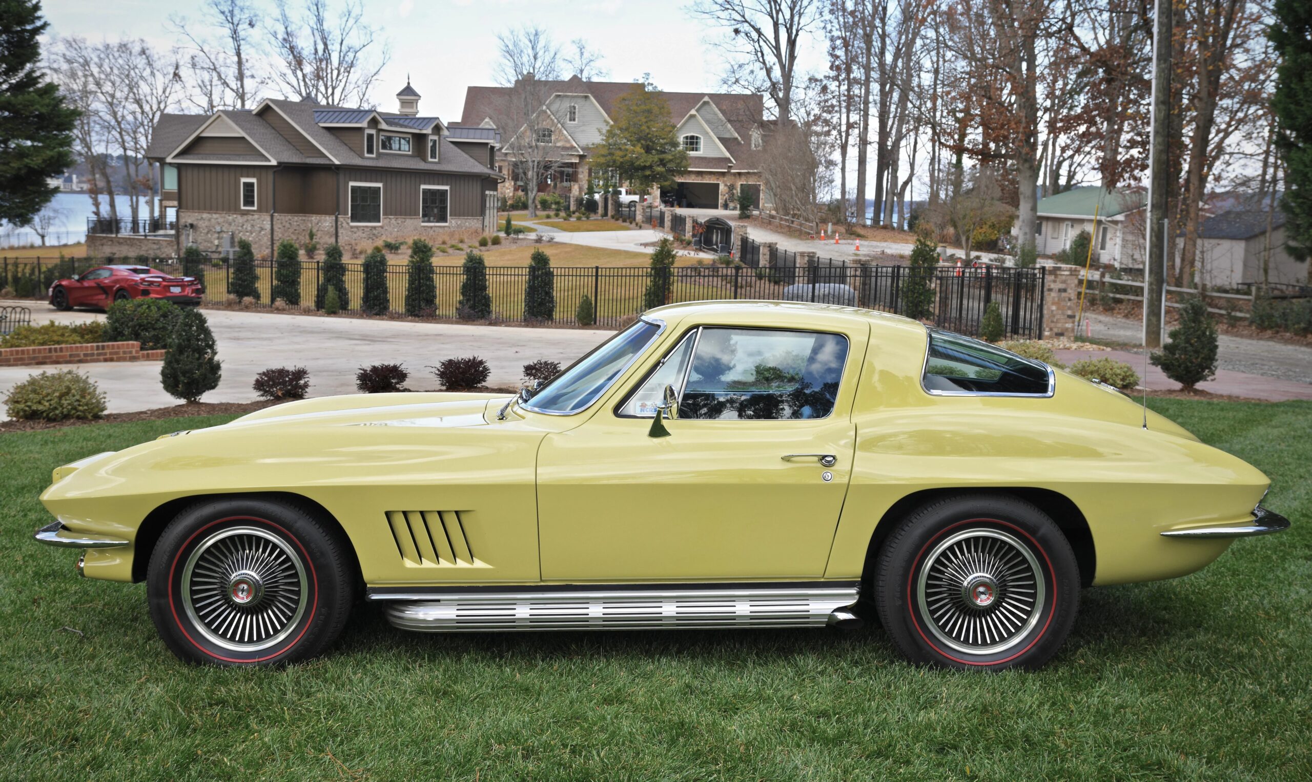 Chevrolet-Corvette-coupe-1967-Yellow-Black-1