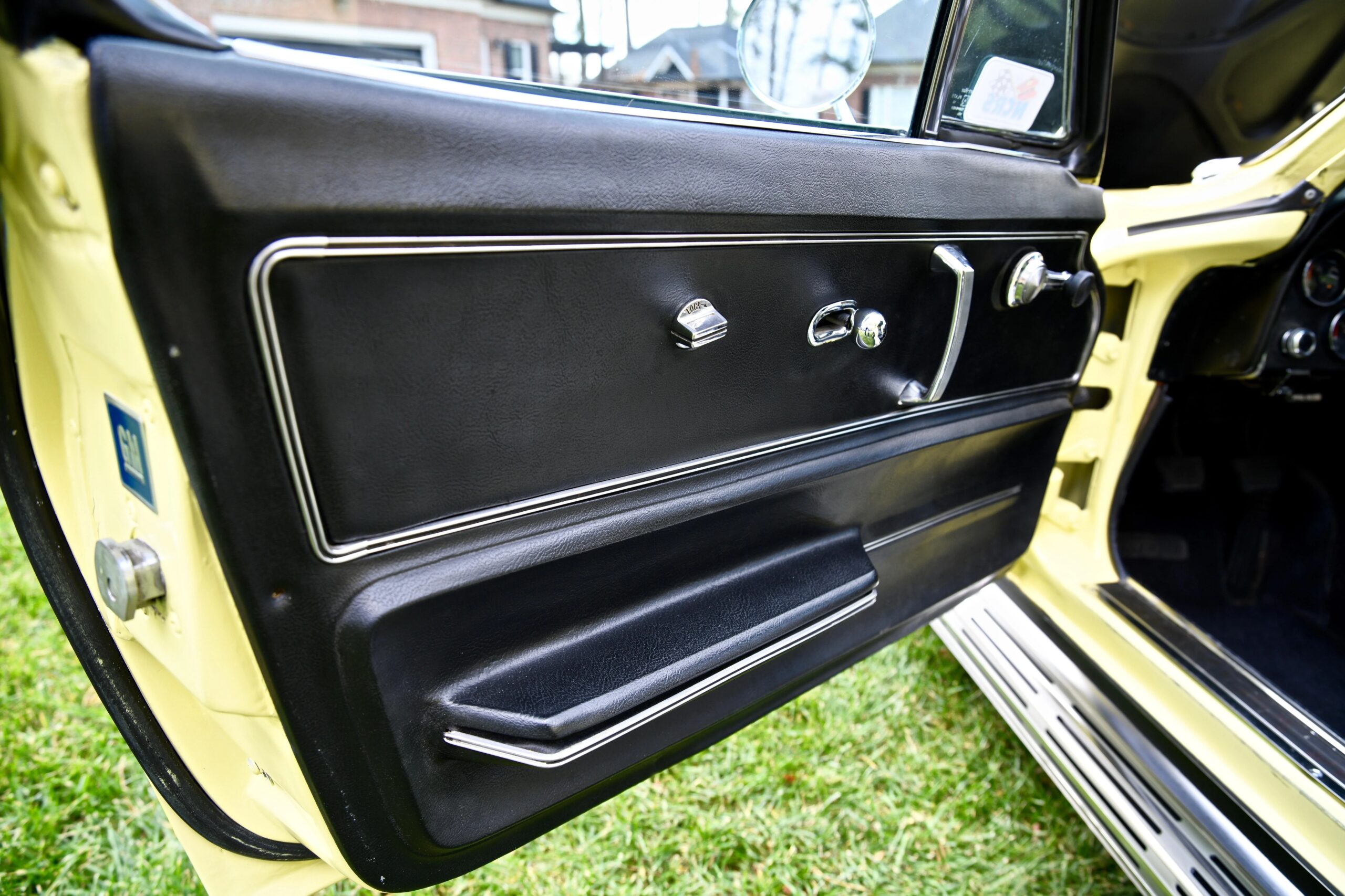 Chevrolet-Corvette-coupe-1967-Yellow-Black-11