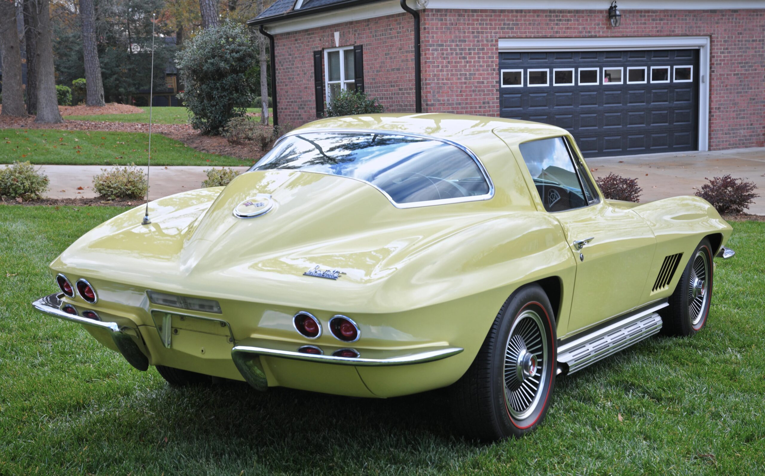 Chevrolet-Corvette-coupe-1967-Yellow-Black-12