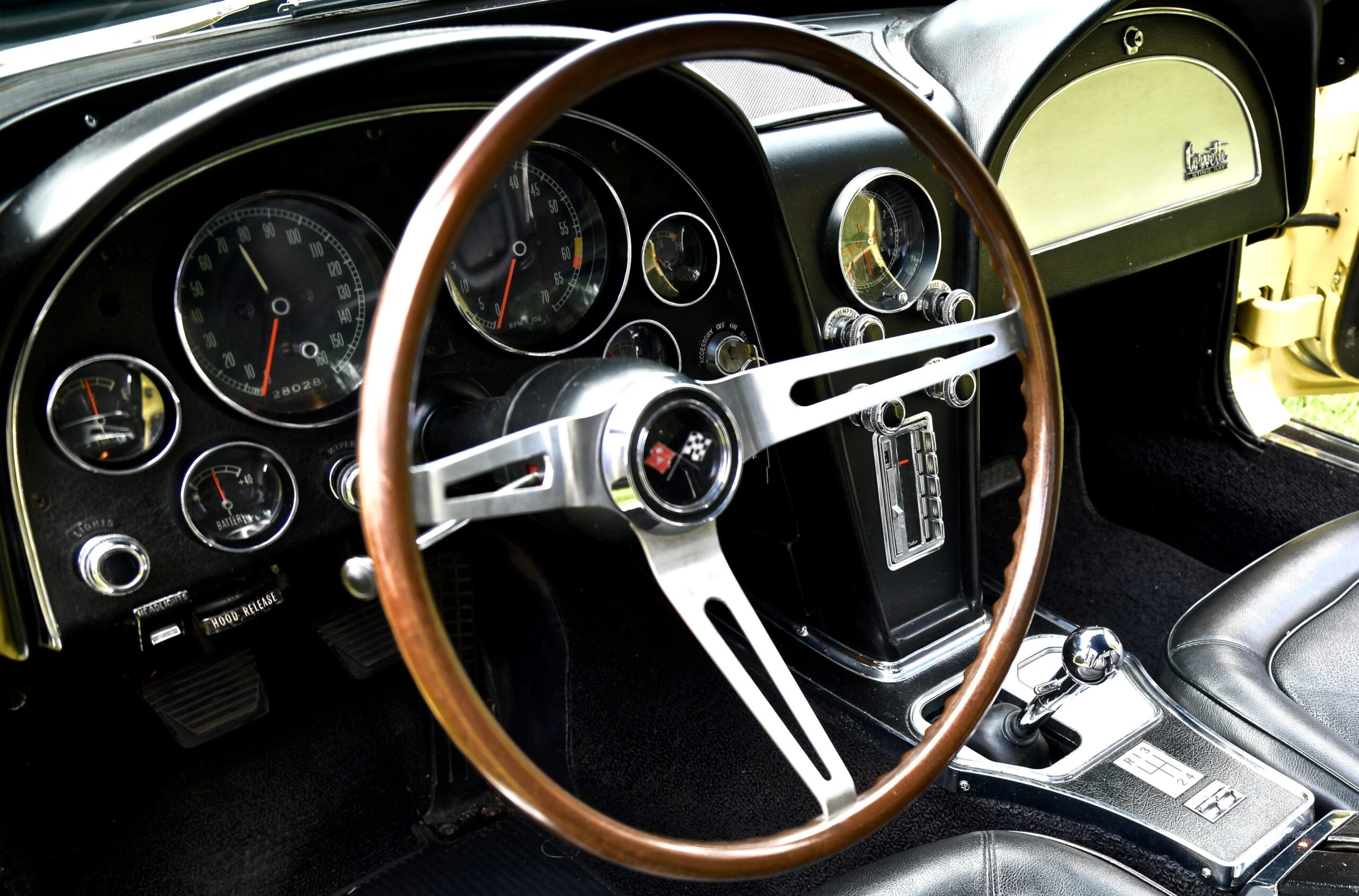 Chevrolet-Corvette-coupe-1967-Yellow-Black-16