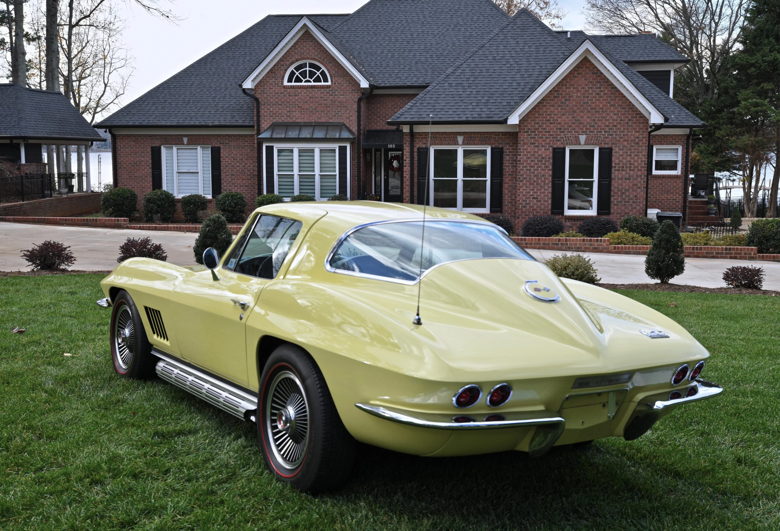 Chevrolet-Corvette-coupe-1967-Yellow-Black-2
