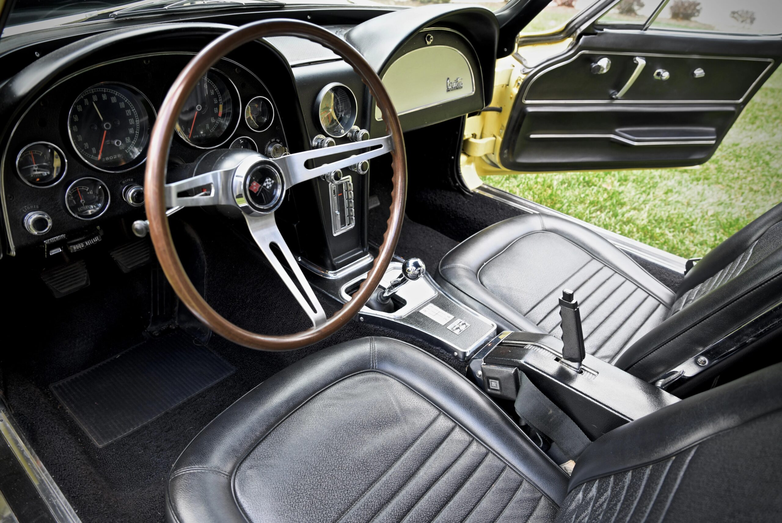 Chevrolet-Corvette-coupe-1967-Yellow-Black-24