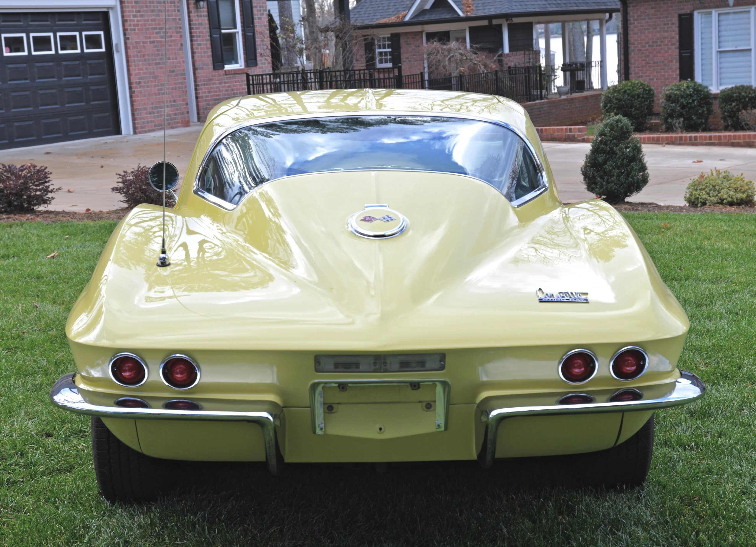 Chevrolet-Corvette-coupe-1967-Yellow-Black-3