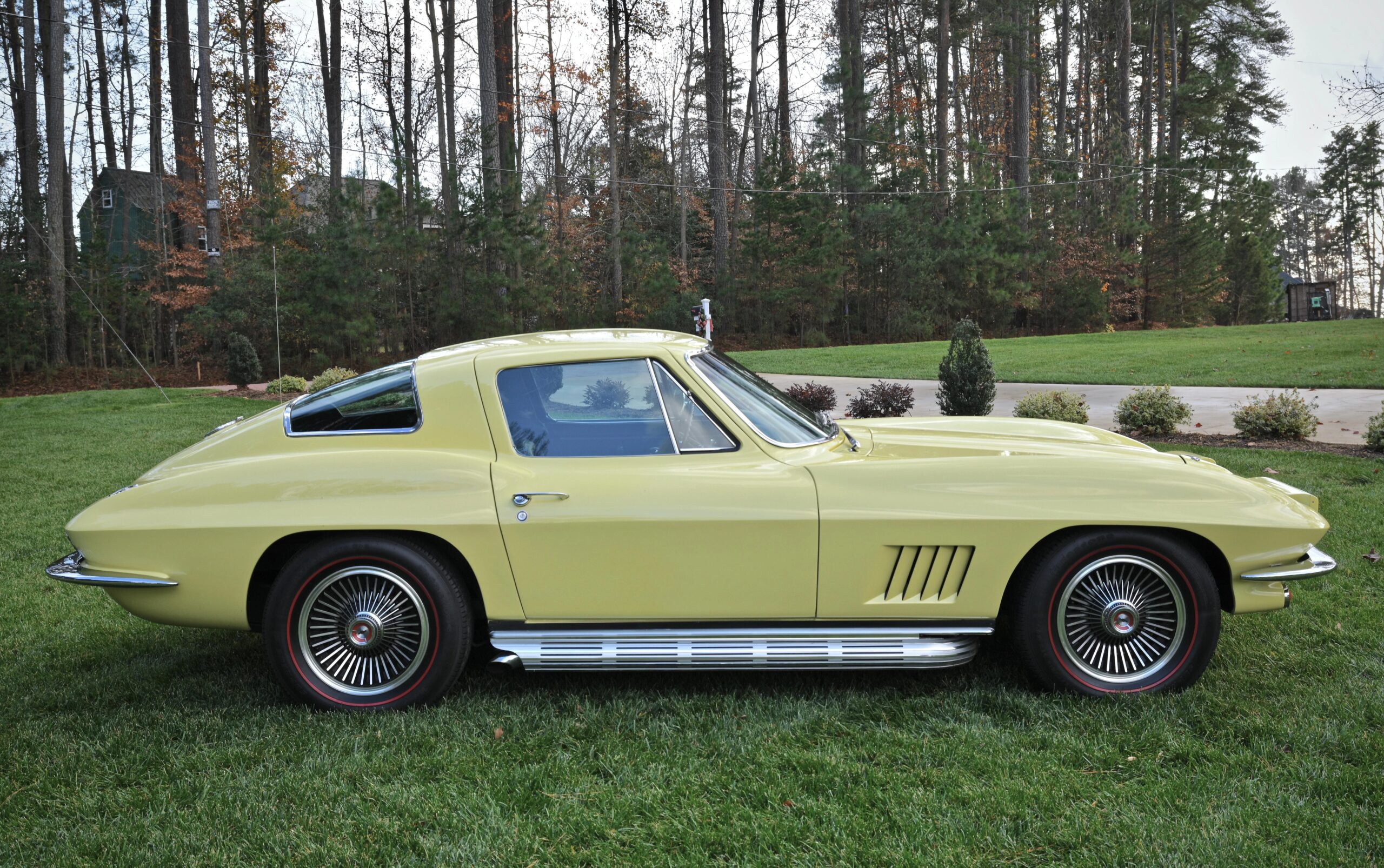 Chevrolet-Corvette-coupe-1967-Yellow-Black-4