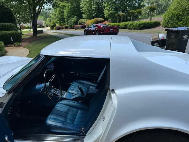 Chevrolet-Corvette-coupe-1972-White-Blue-11