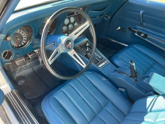 Chevrolet-Corvette-coupe-1972-White-Blue-14