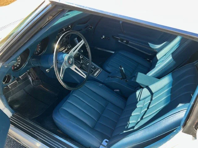 Chevrolet-Corvette-coupe-1972-White-Blue-2
