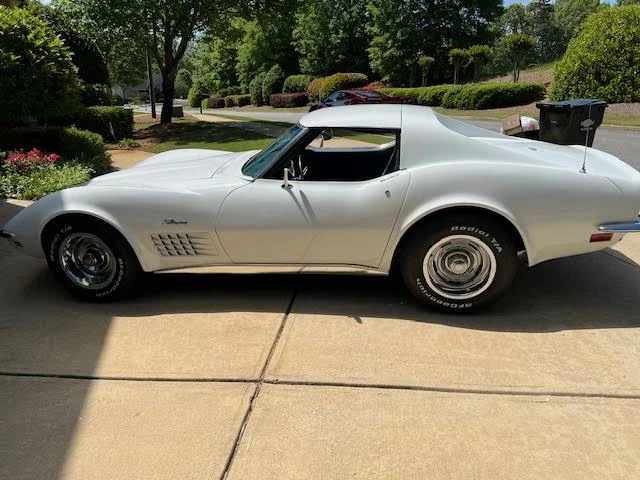 Chevrolet-Corvette-coupe-1972-White-Blue-9