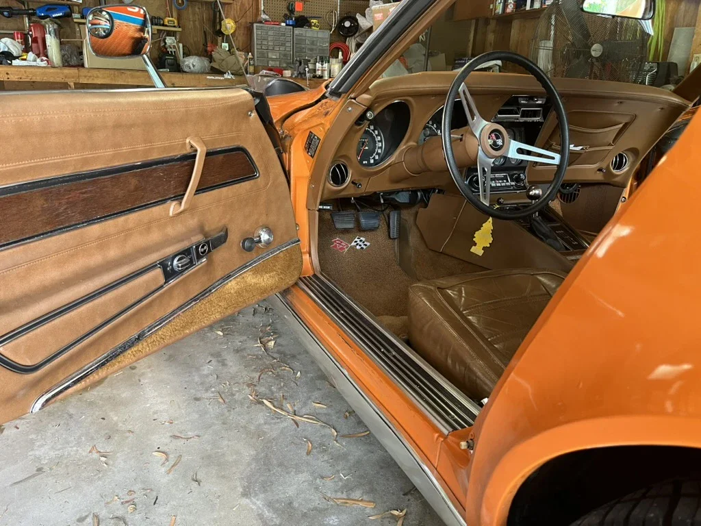 Chevrolet-Corvette-coupe-1973-Orange-Medium-Saddle-13