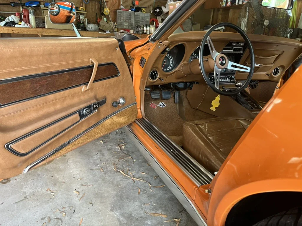 Chevrolet-Corvette-coupe-1973-Orange-Medium-Saddle-14