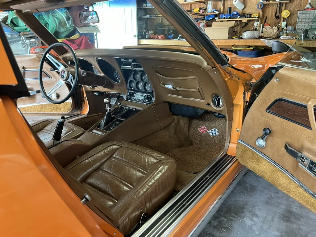 Chevrolet-Corvette-coupe-1973-Orange-Medium-Saddle-15