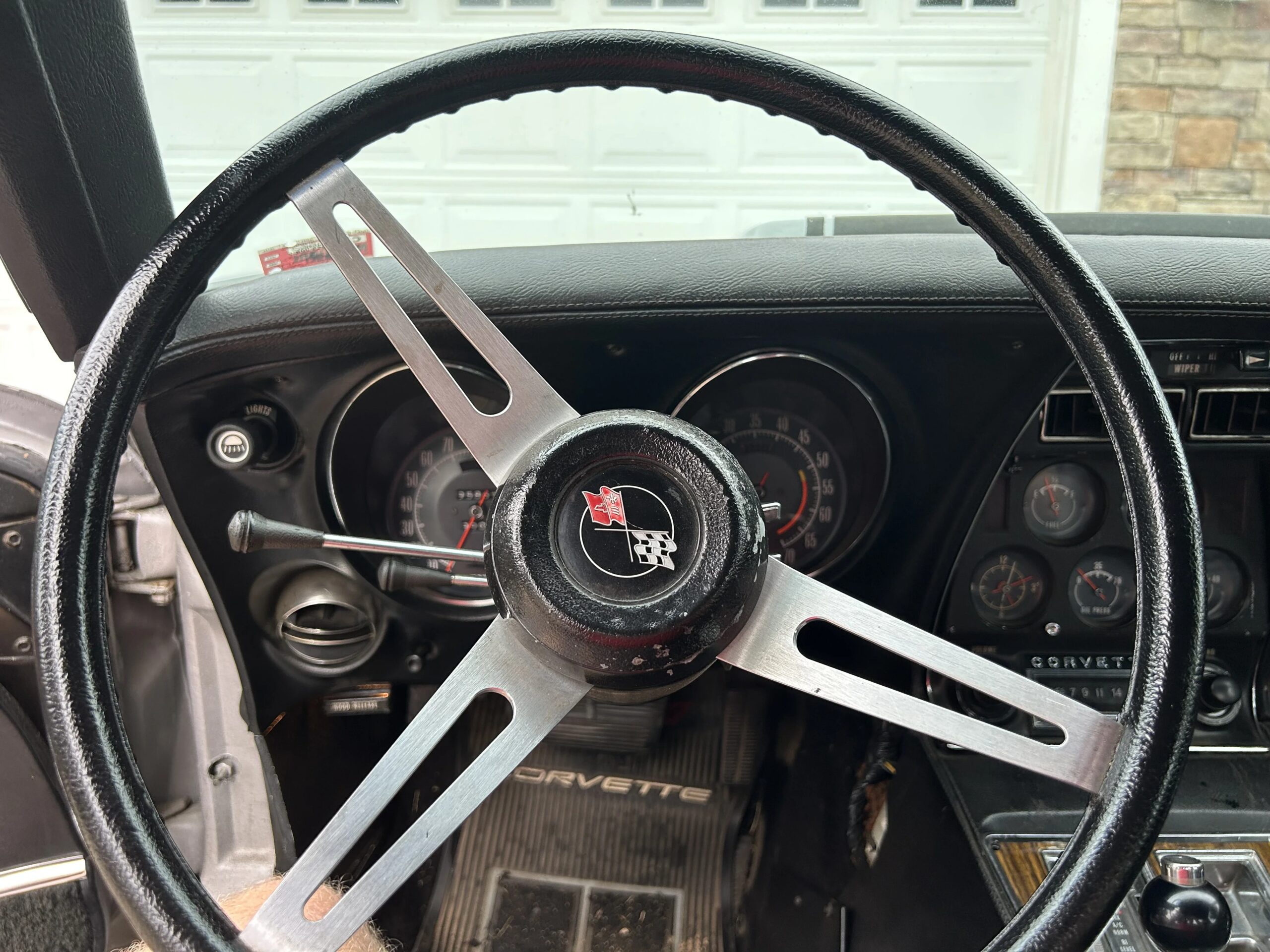 Chevrolet-Corvette-coupe-1973-Silver-Black-2