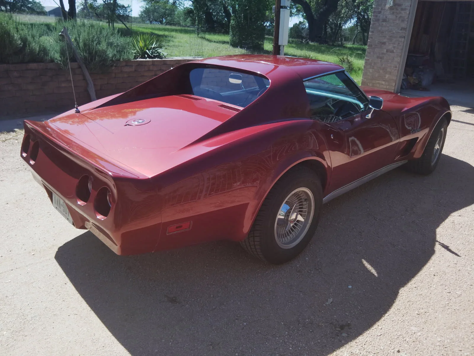 Chevrolet-Corvette-coupe-1975-Burgundy-Black-1