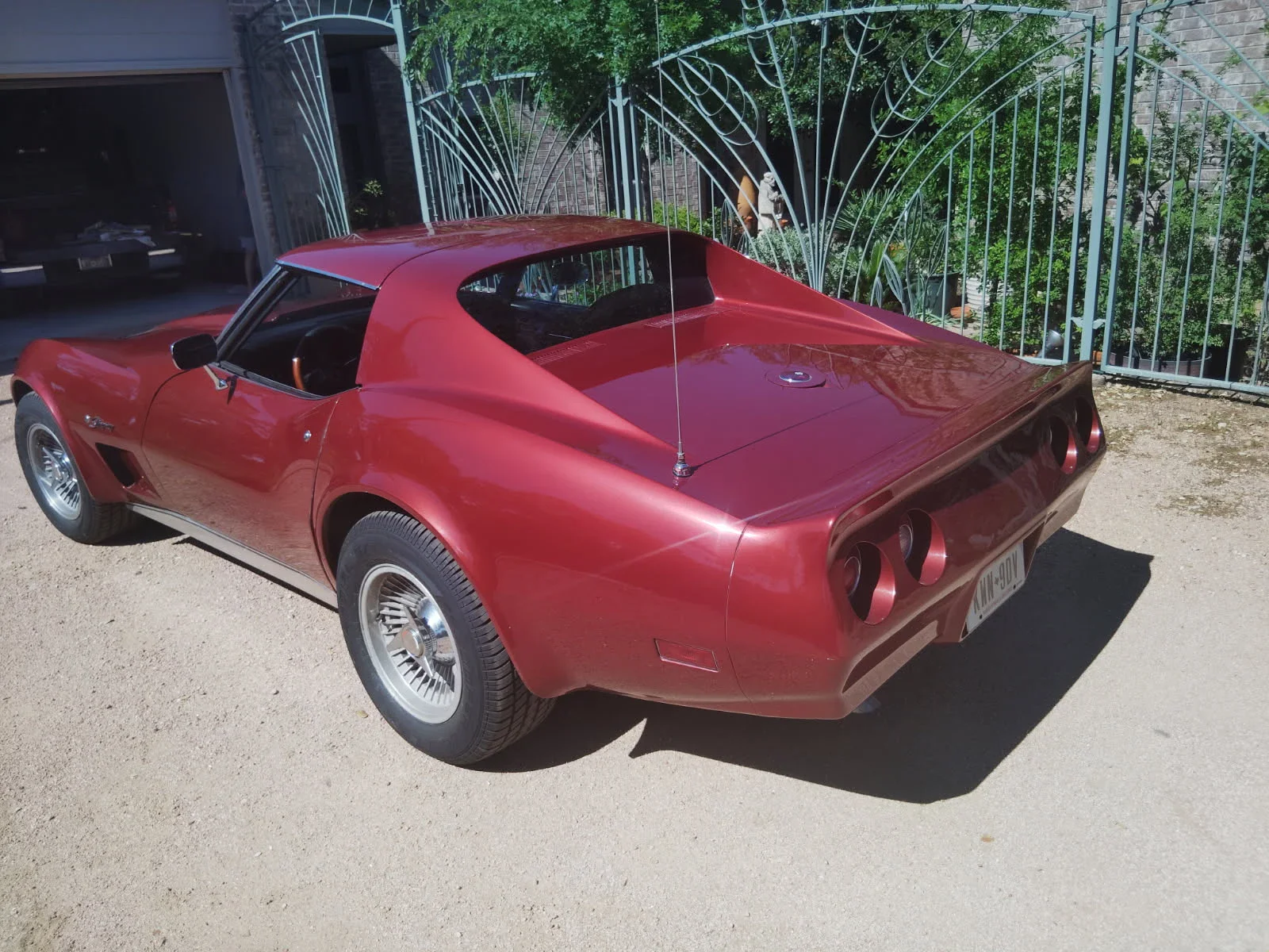 Chevrolet-Corvette-coupe-1975-Burgundy-Black-2