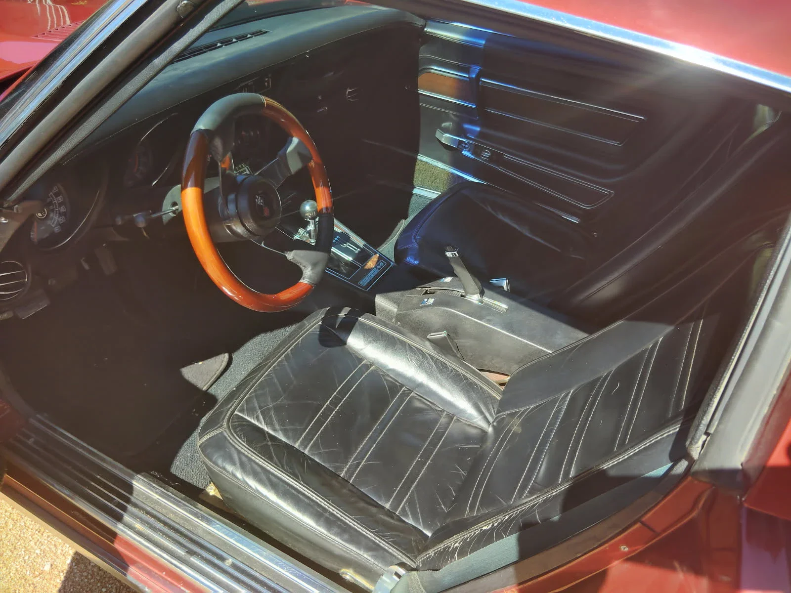 Chevrolet-Corvette-coupe-1975-Burgundy-Black-5