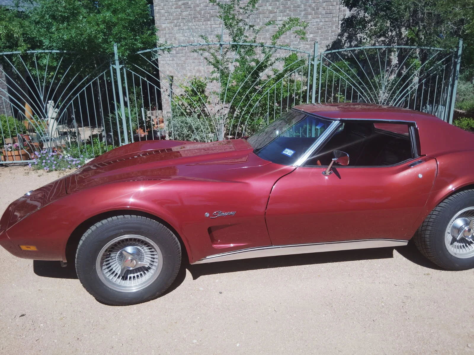 Chevrolet-Corvette-coupe-1975-Burgundy-Black-6