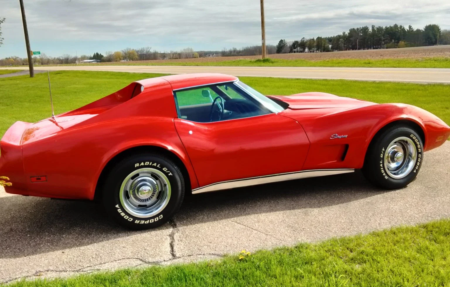 Chevrolet-Corvette-coupe-1975-Red-Tan-1