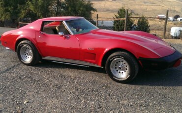 Chevrolet-Corvette-coupe-1976-Red-Beige