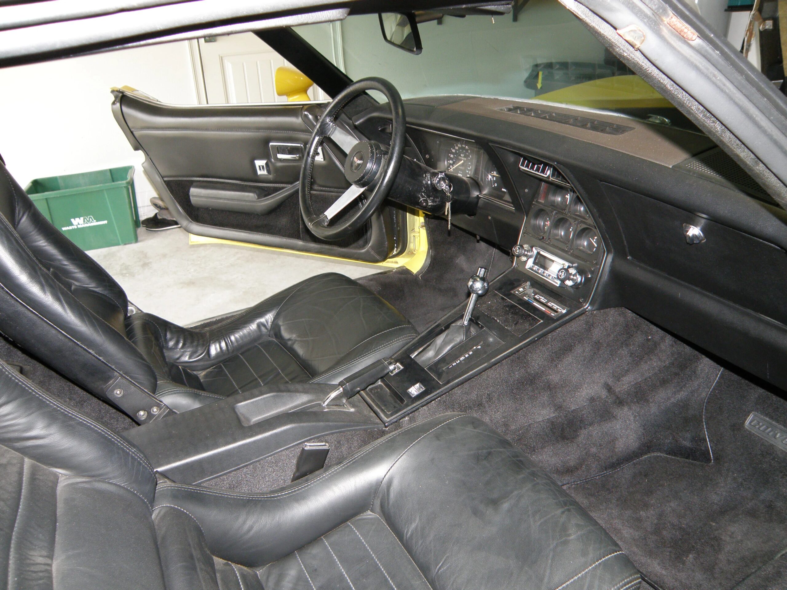 Chevrolet-Corvette-coupe-1979-Yellow-Black-13