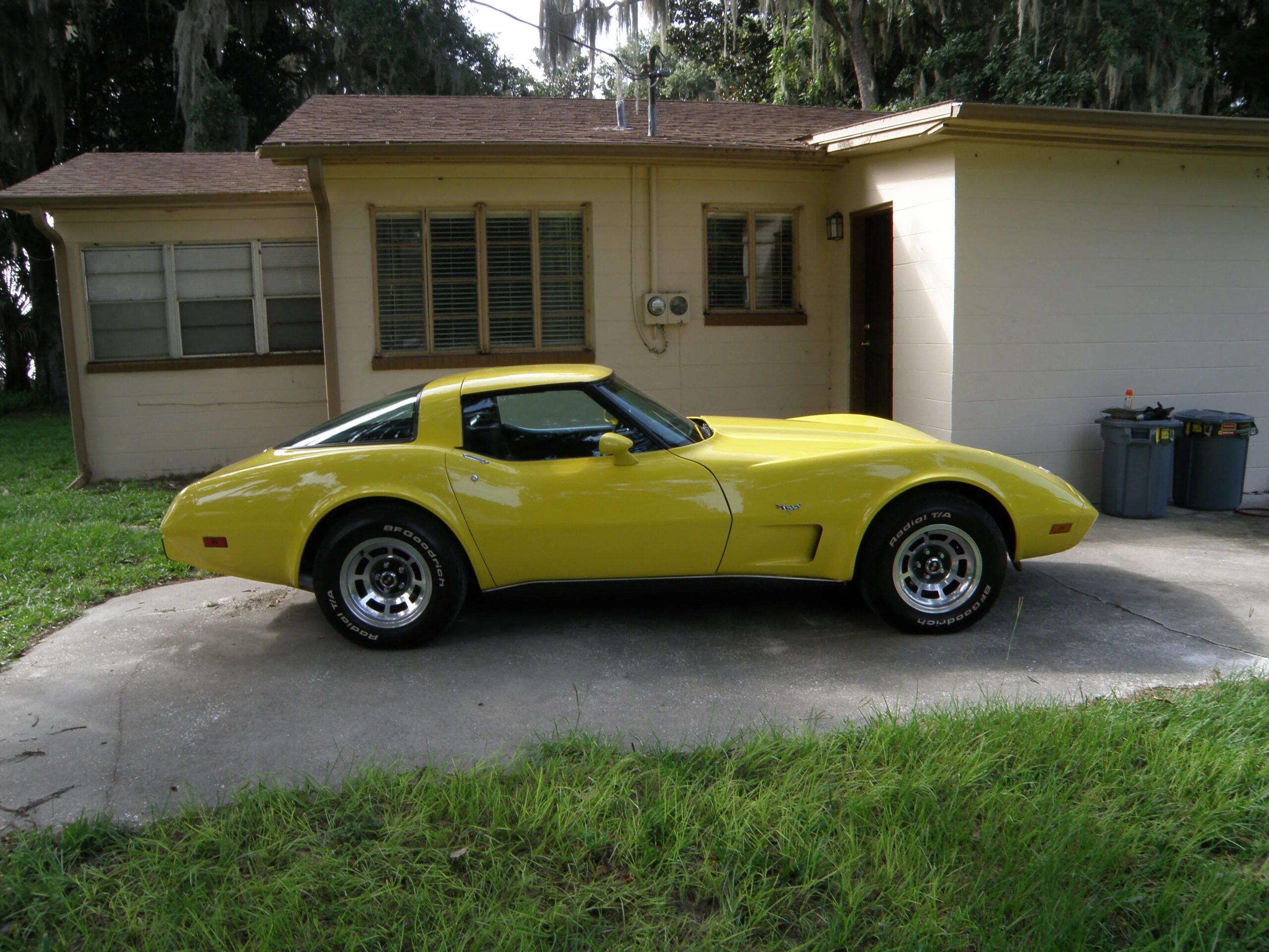 Chevrolet-Corvette-coupe-1979-Yellow-Black-2
