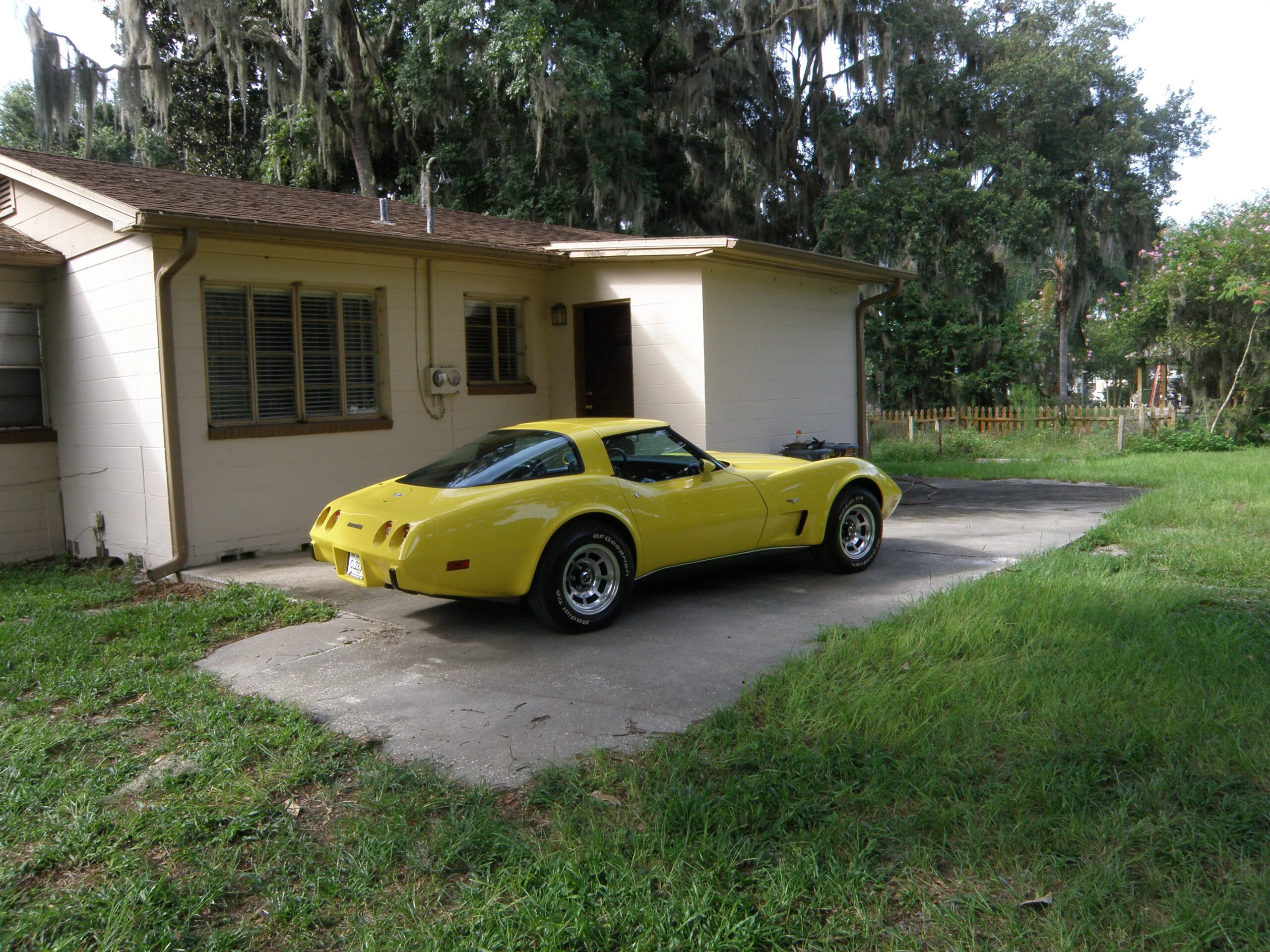 Chevrolet-Corvette-coupe-1979-Yellow-Black-25