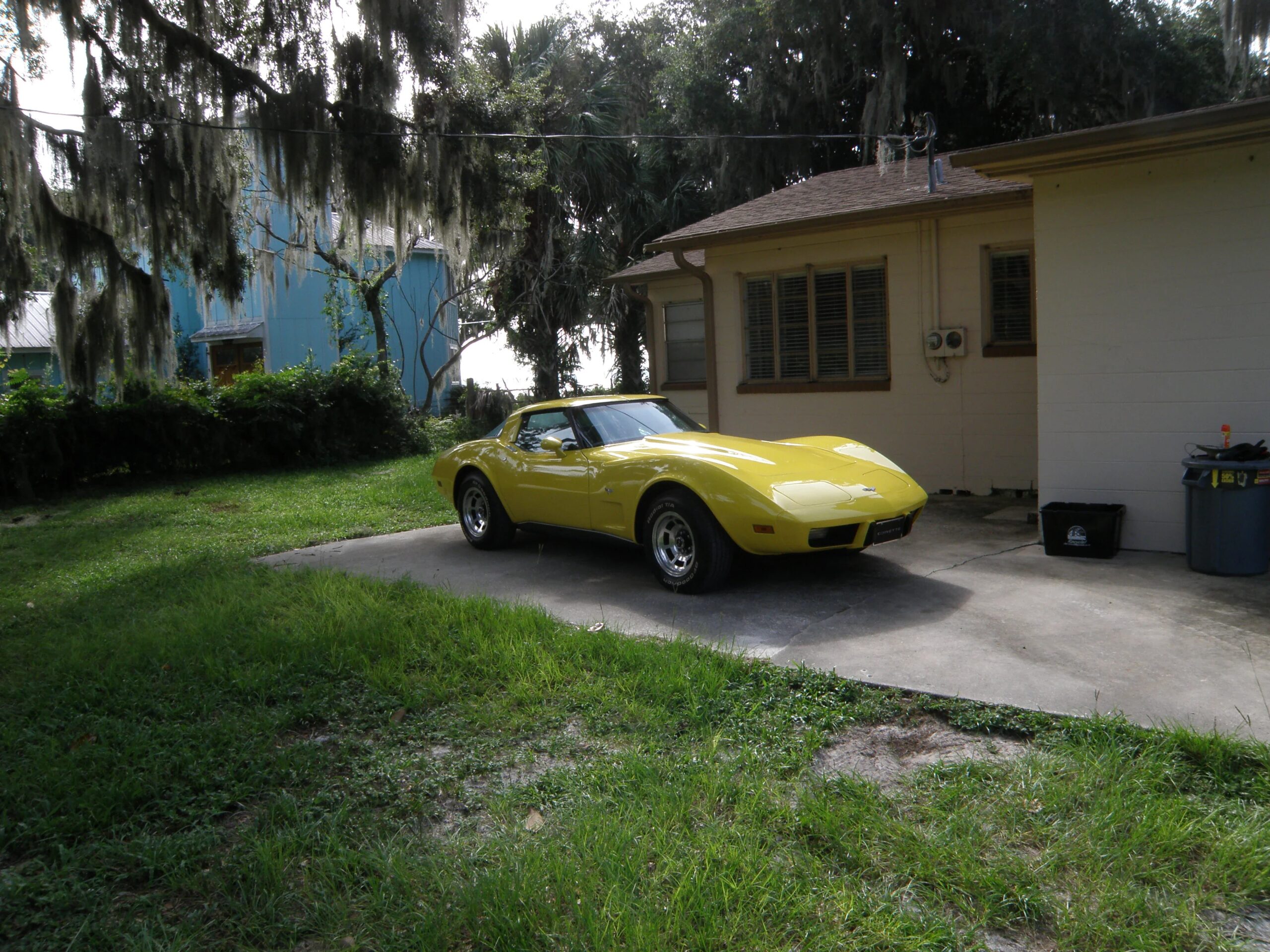 Chevrolet-Corvette-coupe-1979-Yellow-Black-26