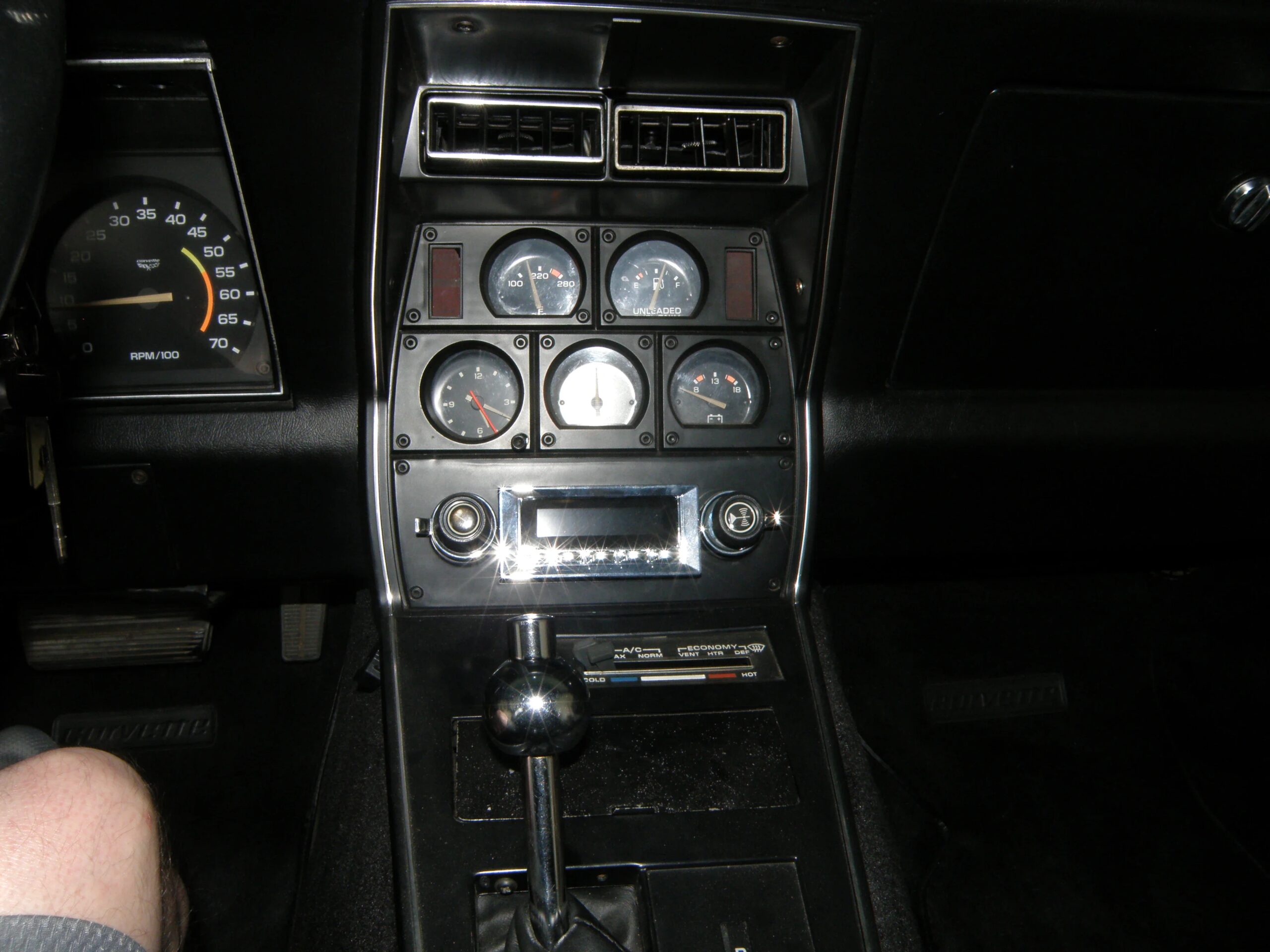 Chevrolet-Corvette-coupe-1979-Yellow-Black-31