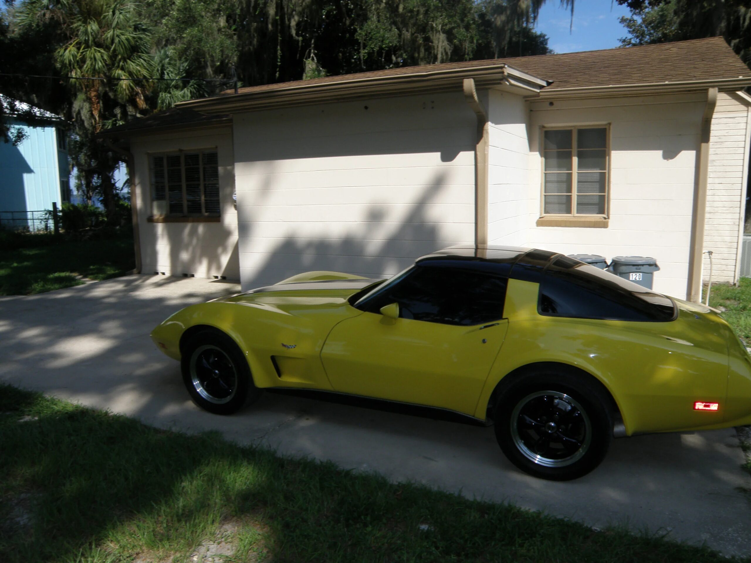 Chevrolet-Corvette-coupe-1979-Yellow-Black-8