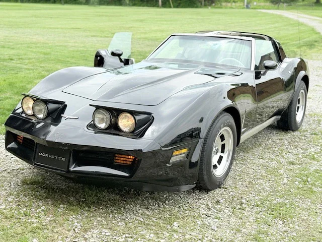 Chevrolet-Corvette-coupe-1980-Black-Off-White-4