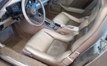 Chevrolet-Corvette-coupe-1982-Custom-Beige-5