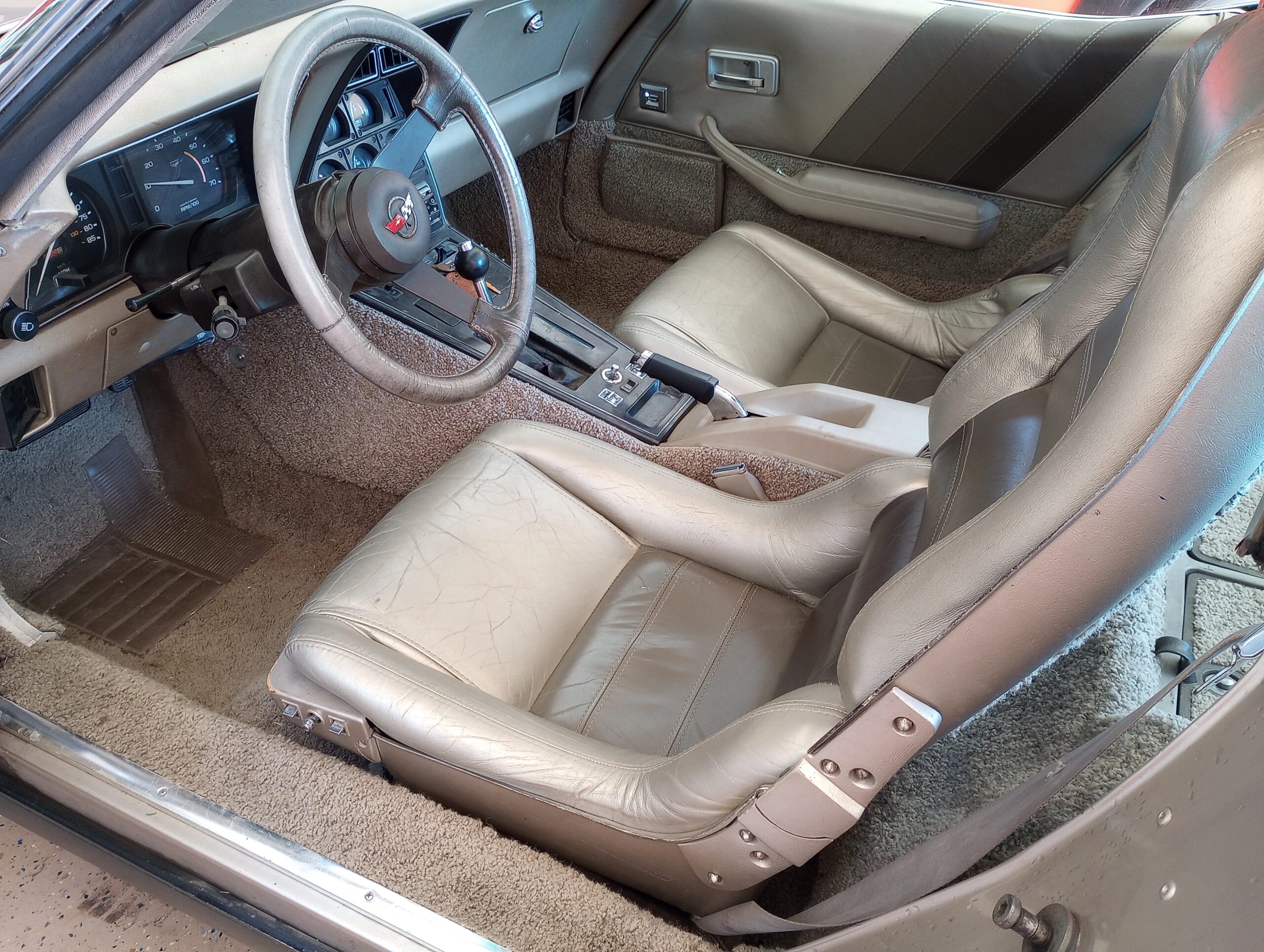 Chevrolet-Corvette-coupe-1982-Custom-Beige-5
