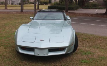 Chevrolet-Corvette-coupe-1982-Other-Green