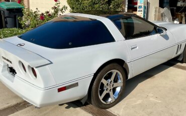Chevrolet-Corvette-coupe-1984-White-Red-1