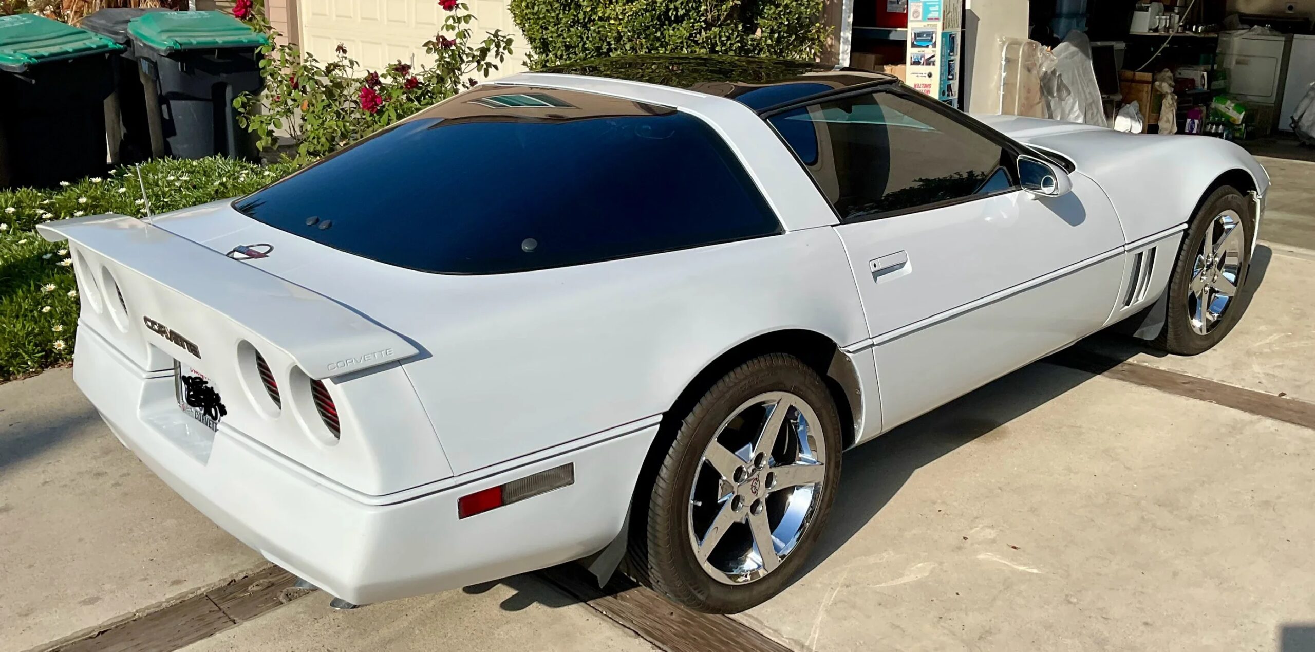 Chevrolet-Corvette-coupe-1984-White-Red-1