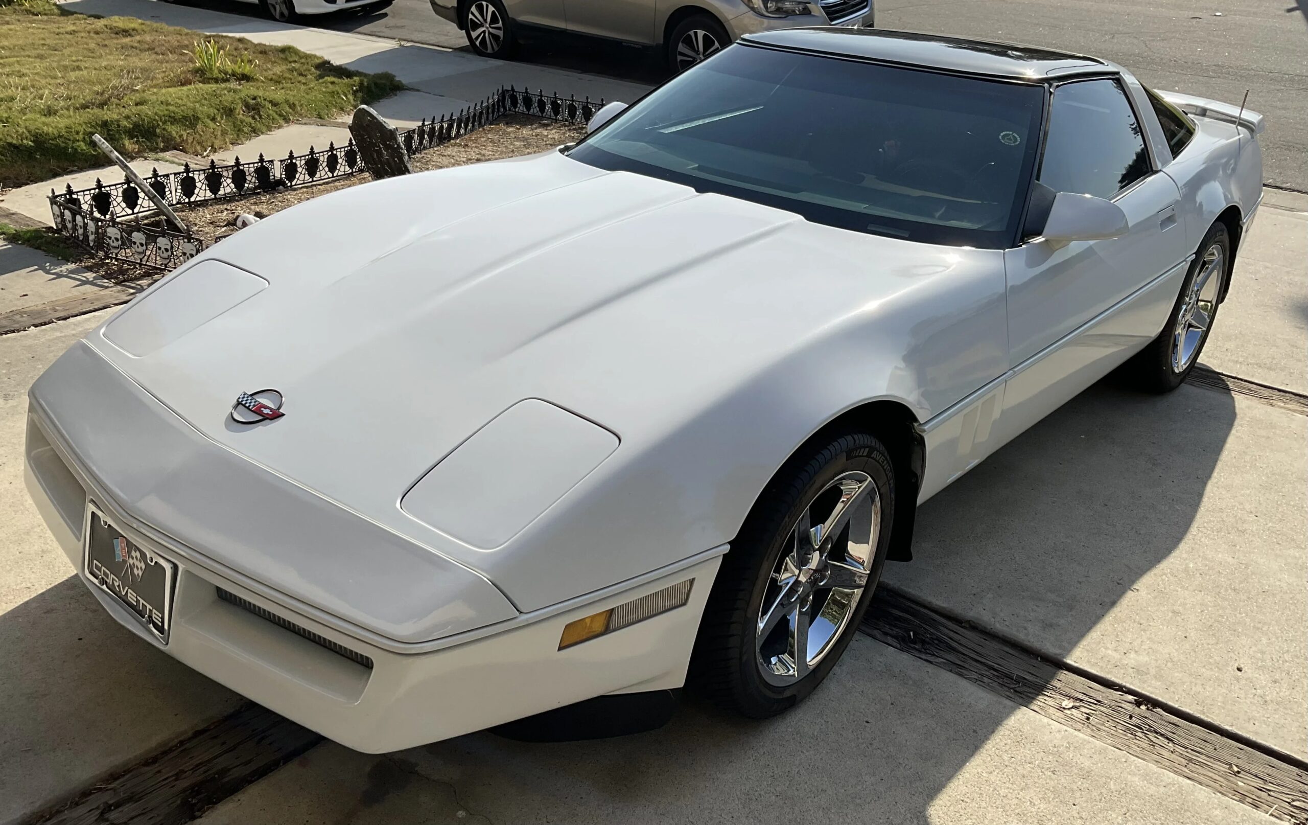 Chevrolet-Corvette-coupe-1984-White-Red-3