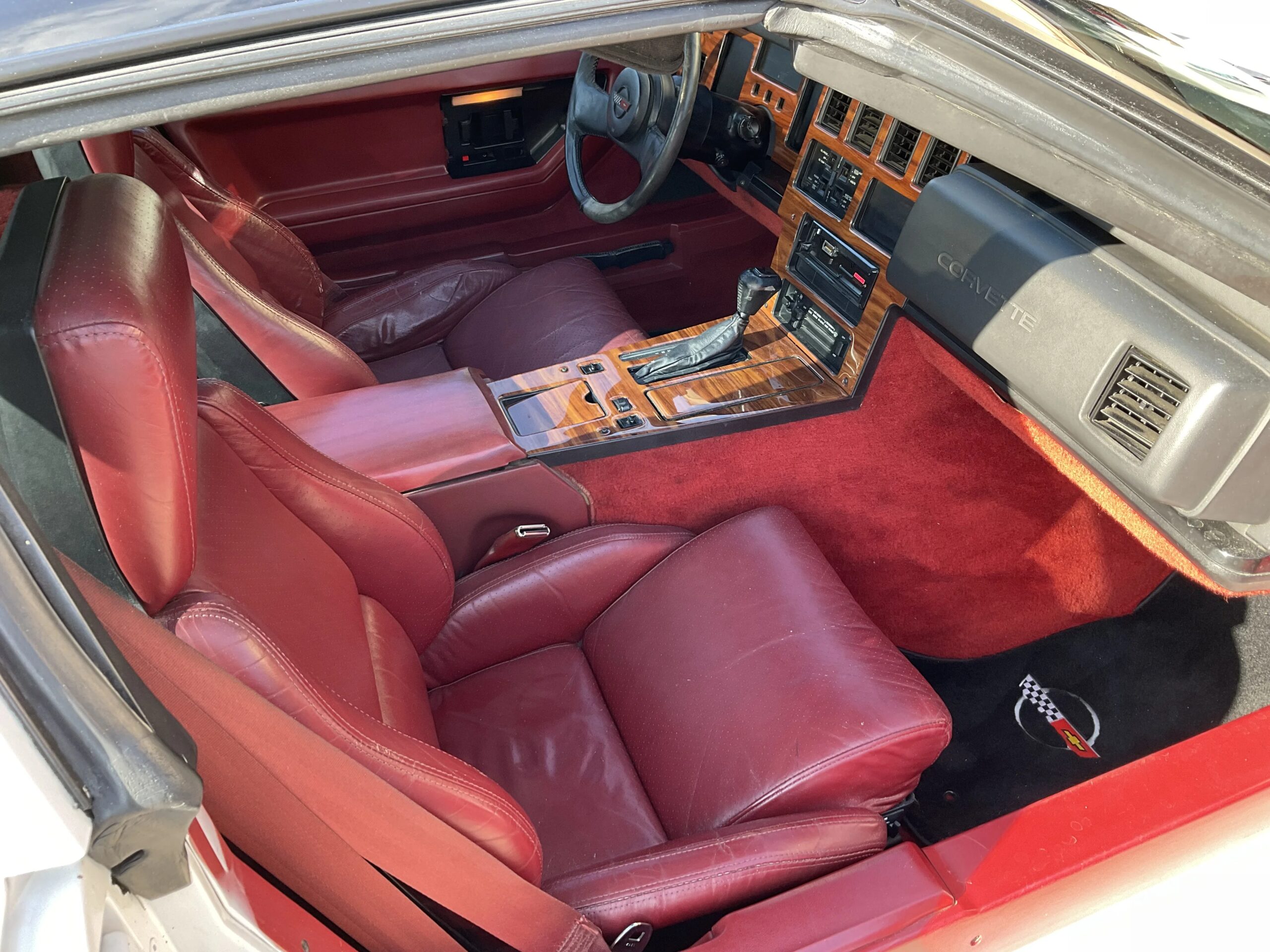 Chevrolet-Corvette-coupe-1984-White-Red-4