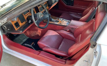 Chevrolet-Corvette-coupe-1984-White-Red-5