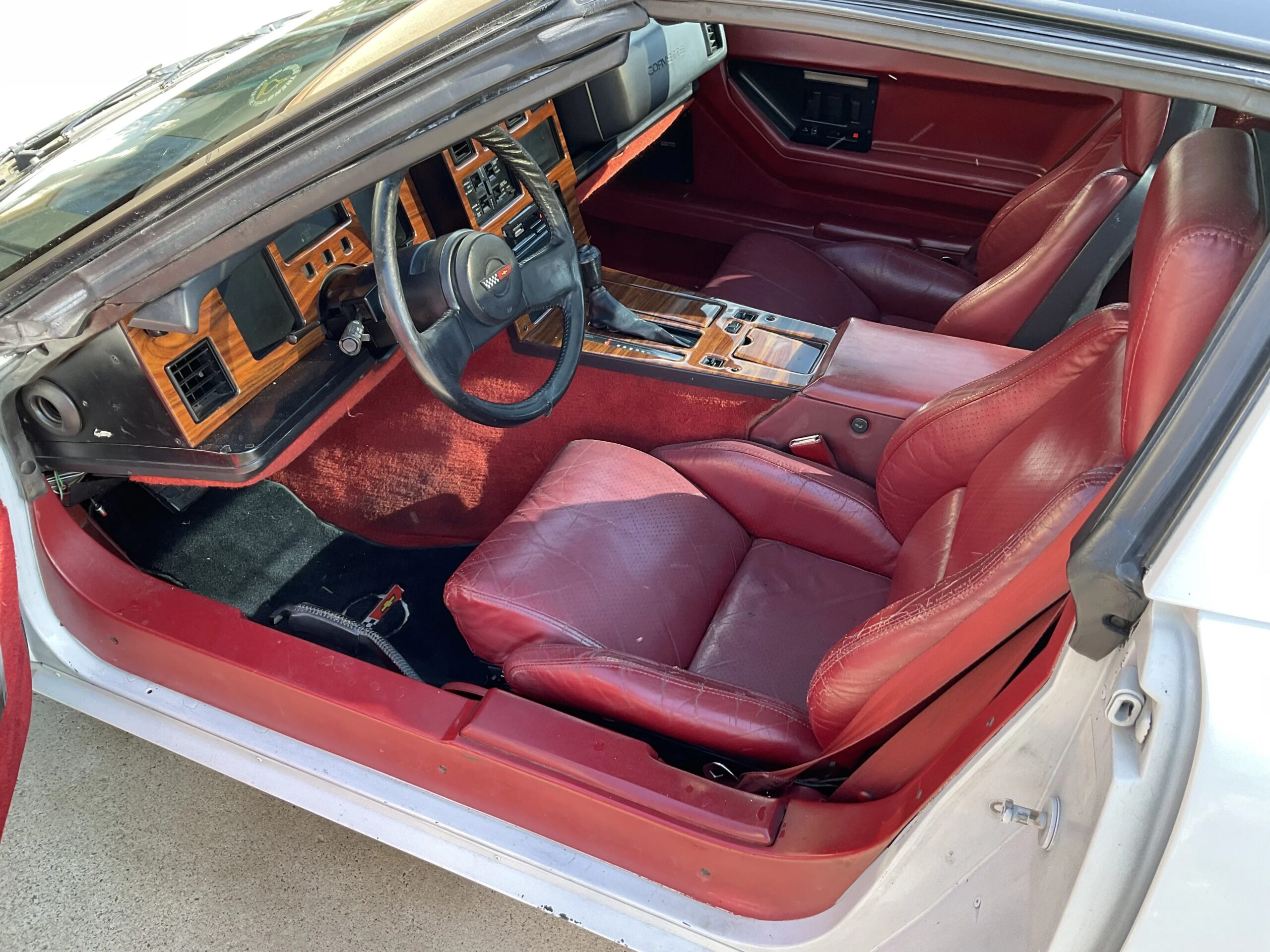 Chevrolet-Corvette-coupe-1984-White-Red-5
