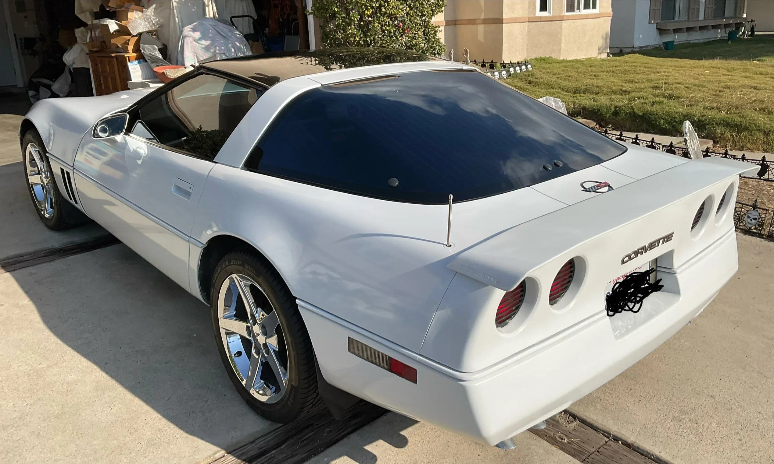 Chevrolet-Corvette-coupe-1984-White-Red-6