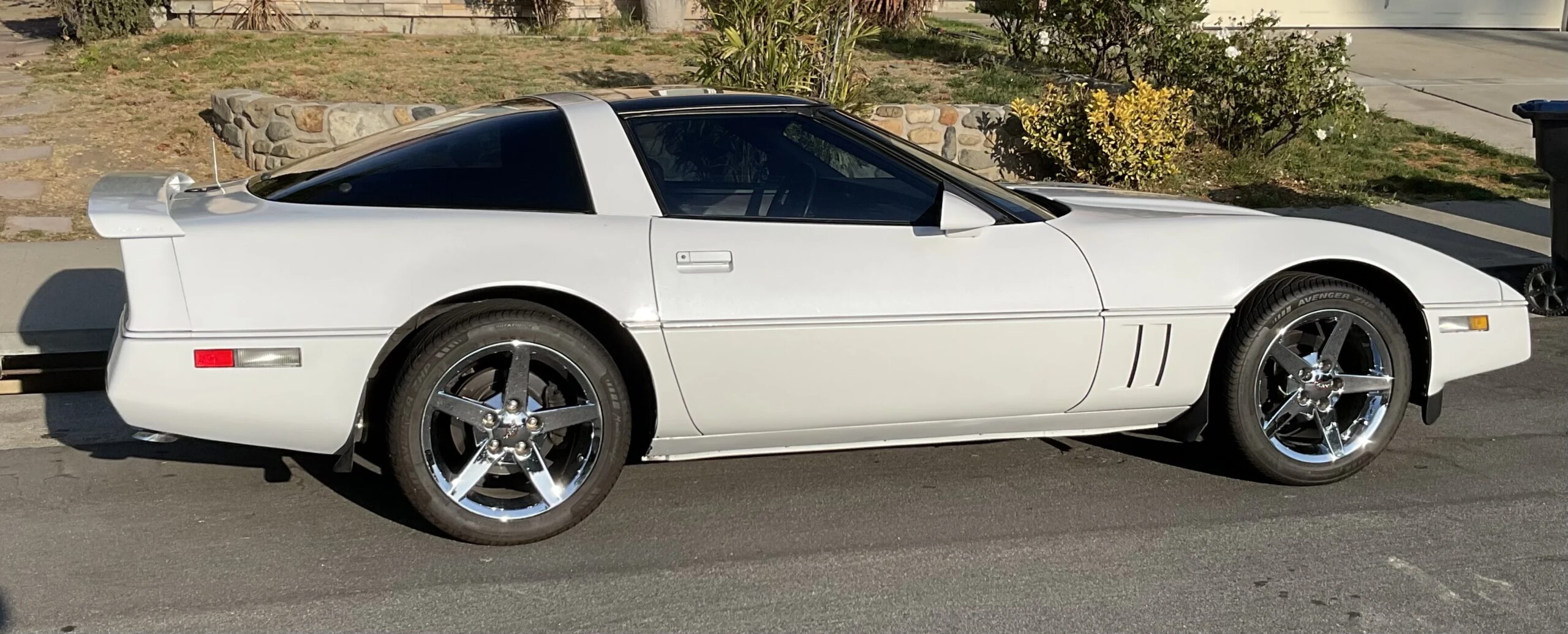Chevrolet-Corvette-coupe-1984-White-Red