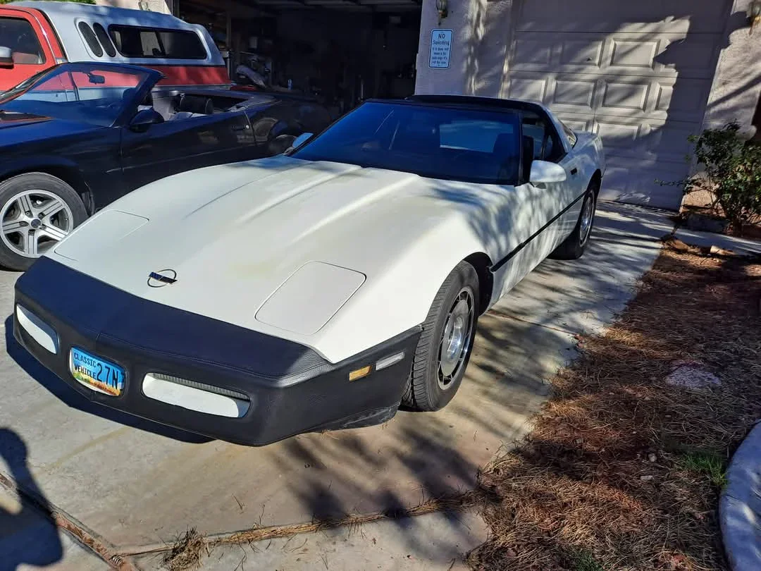 Chevrolet-Corvette-coupe-1985-White-Beige-1
