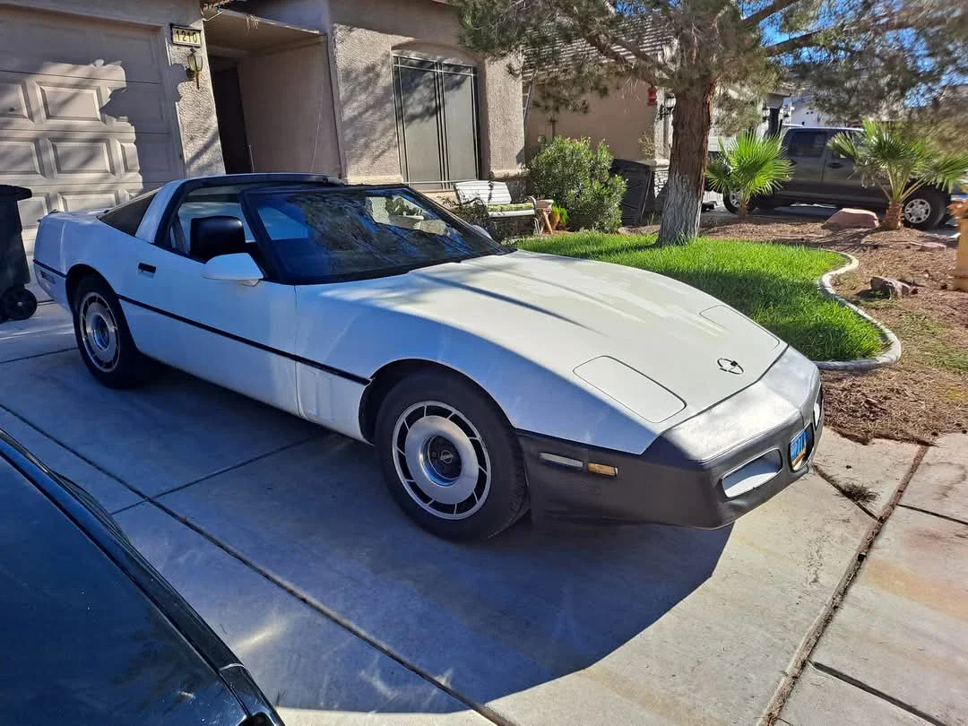 Chevrolet-Corvette-coupe-1985-White-Beige-2