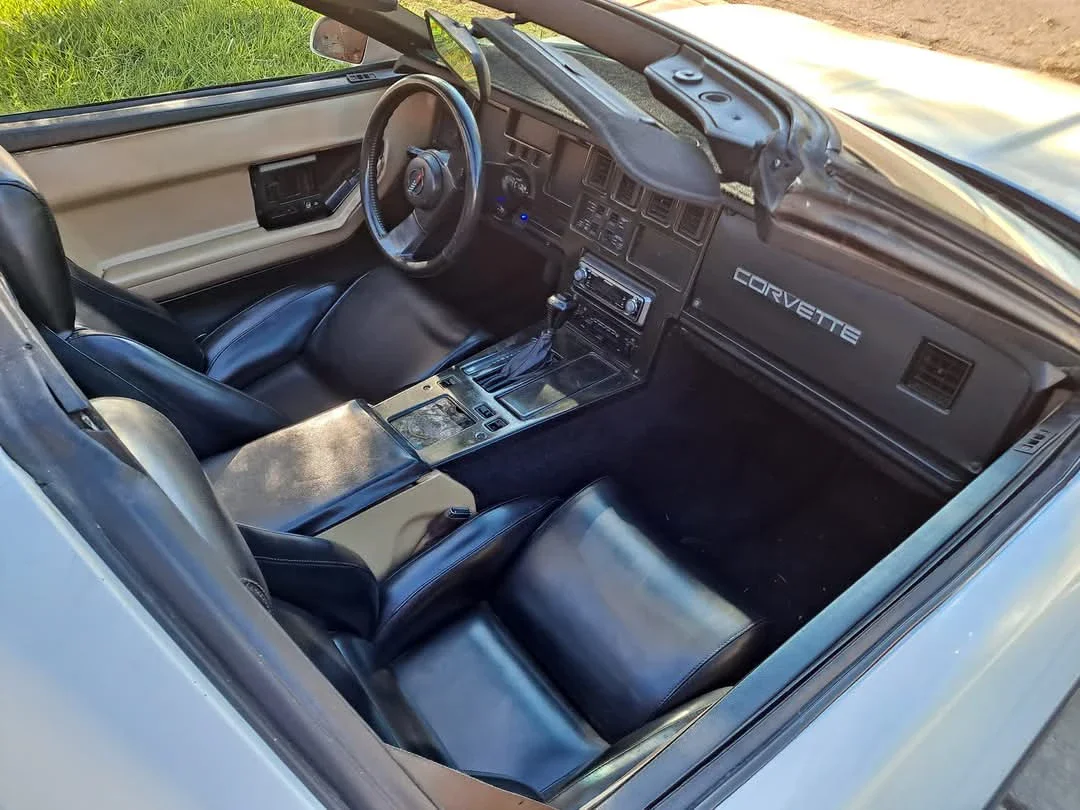 Chevrolet-Corvette-coupe-1985-White-Beige-3