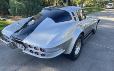 Chevrolet-Corvette-stingray-1964-Gray-Black-2